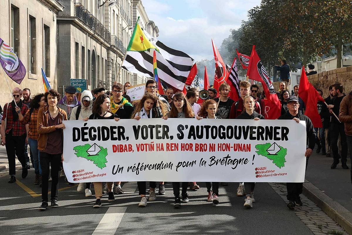 Bretainiaren batasunari buruzko galdeketa baten aldekoak, manifestazio batean, artxiboko irudi batean. BREIZHISTANCE