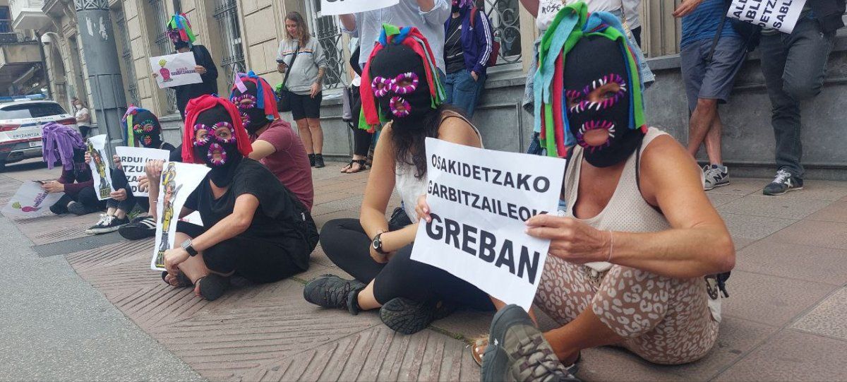 Gora Garbtzaileak talderen protesta, gaur, Eusko Legebiltzarraren parean. LAB SINDIKATUA