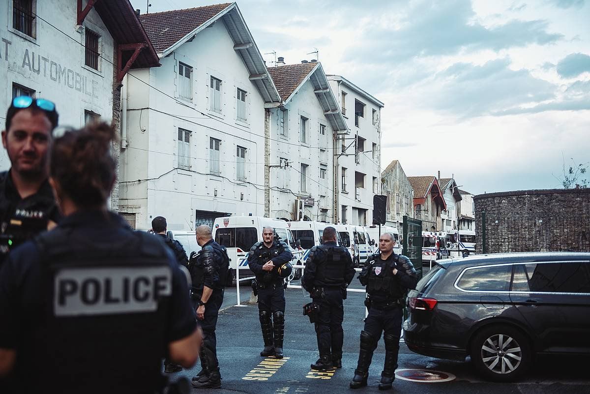 Dozenaka poliziak esku hartu dute Mauriziaren hustean. GUILLAUME FAUVEAU