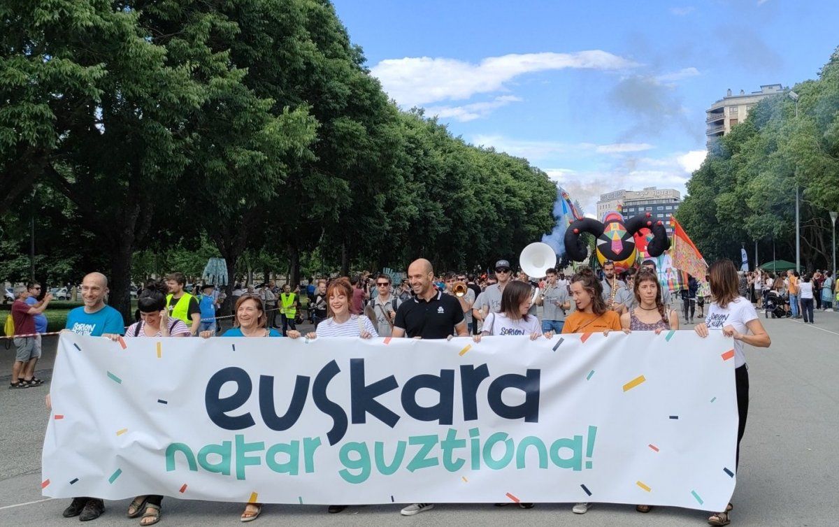 Manifestazioaren burua, Antoniutti parketik abiatzen. BERRIA