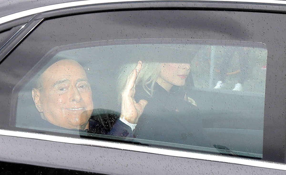 Italiko lehen ministro ohi Silvio Berlusconi, maiatzaren 19an, Milango erietxetik irteten. MATEO BAZZI, EFE