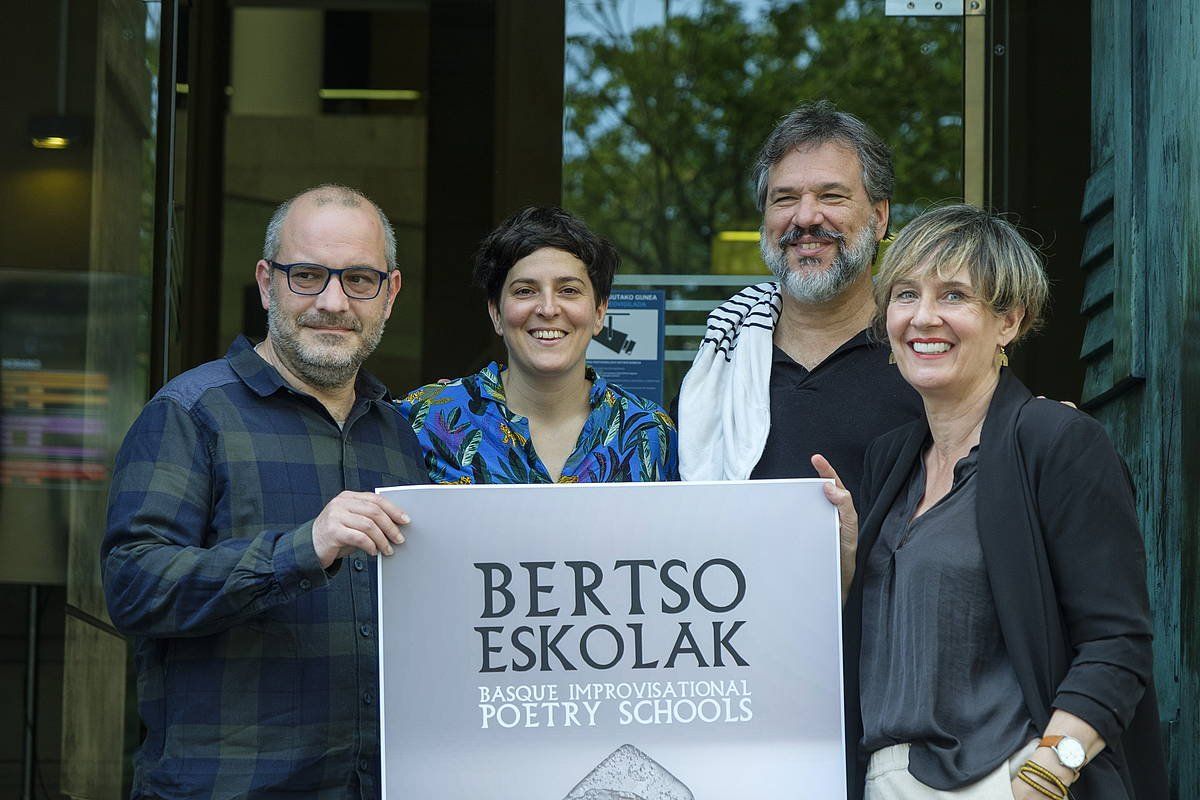 Iñaki Arrieta, Miren Artetxe, Xabier Irujo eta Larraitz Ariznabarreta, Donostian, lanaren aurkezpenean. JON URBE / FOKU