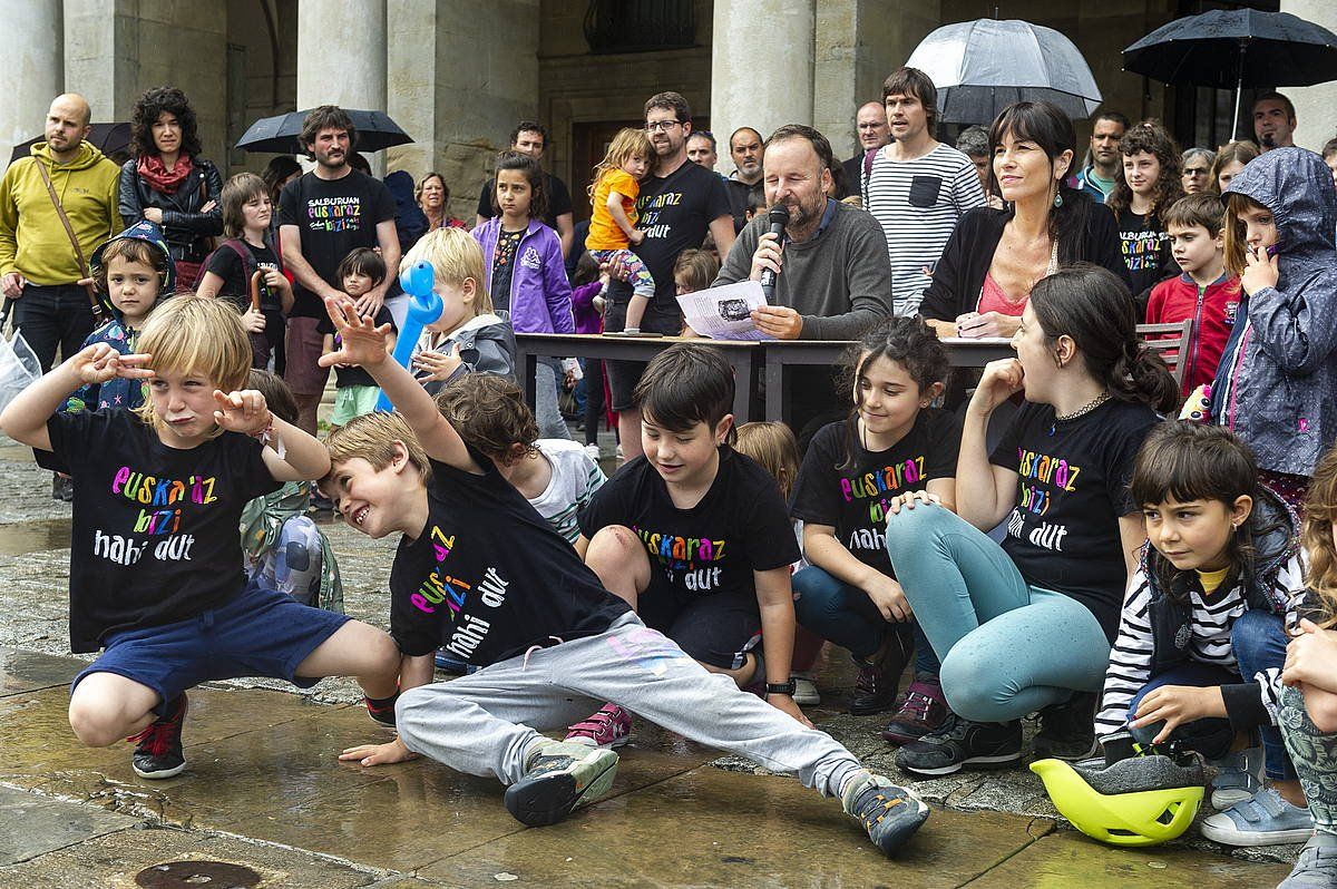 Gasteizko hainbat ikastetxetako familiak, guraso elkartek eta Behatokiak eman dute prentsaurrekoa gaur arratsaldean. JAIZKI FONTANEDA/ FOKU