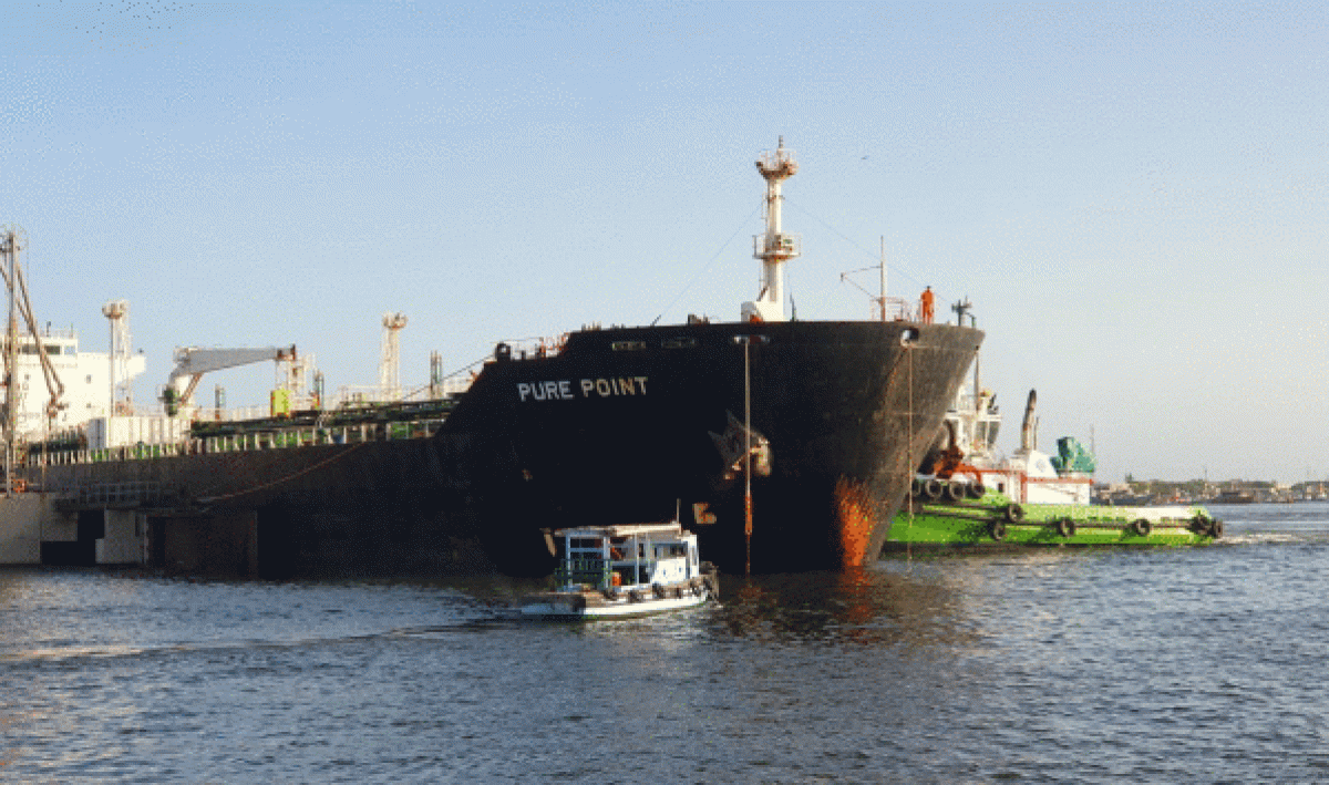 Errusiatik iritsitako petrolio ontzi bat Karatxiko portuan, Pakistanen. KARACHI PORT / EFE