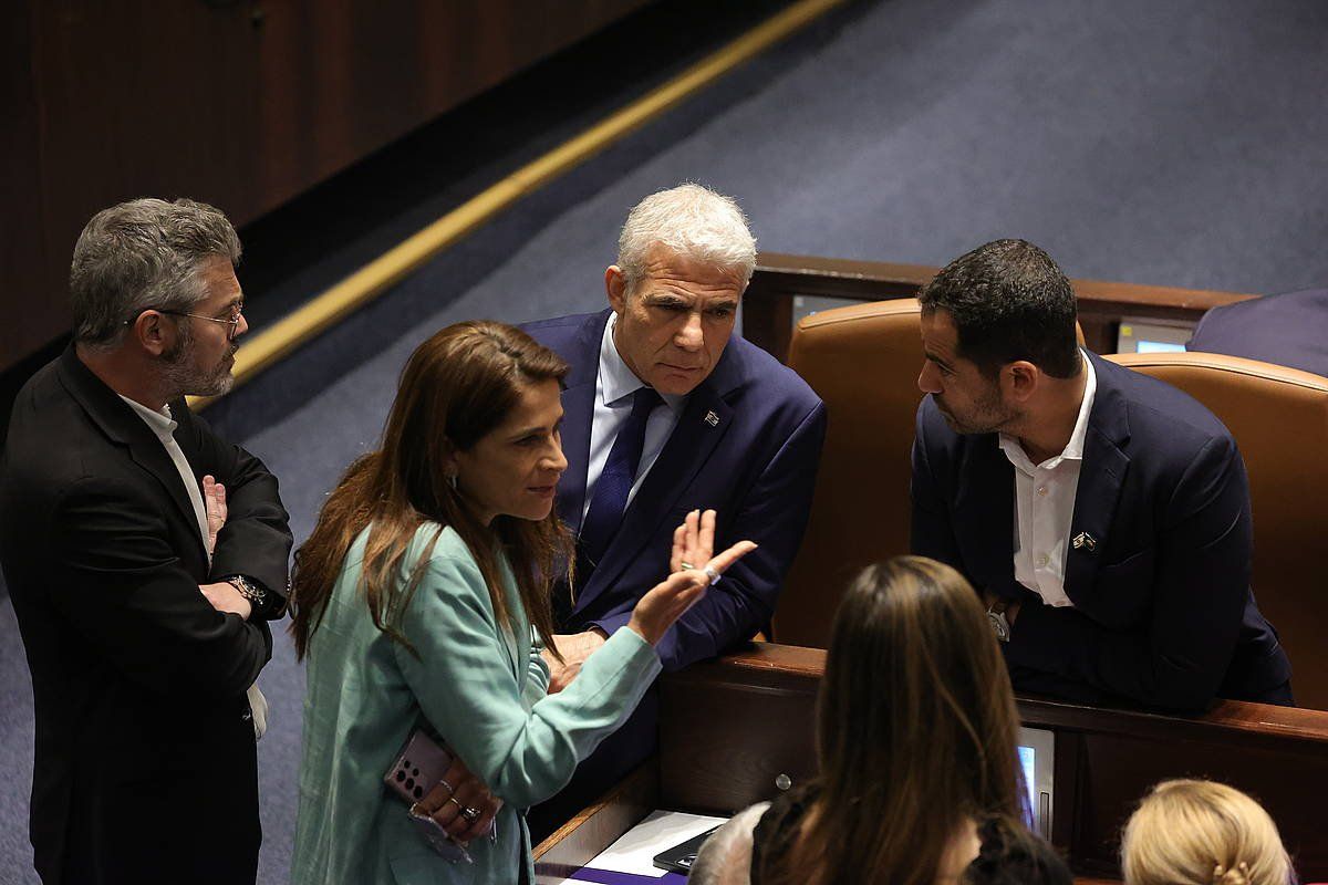 Yair Lapid oposizioko burua —erdian—, gaur, Israelgo Parlamentuan. ABIR SULTAN / EFE