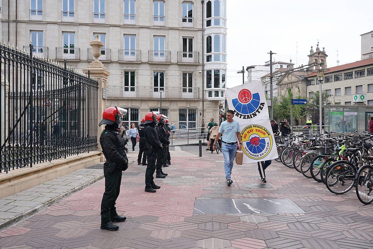 Tranbia zerbitzua bi orduz eten dute, protesta egongo zela aurreikusita. ENDIKA PORTILLO / FOKU