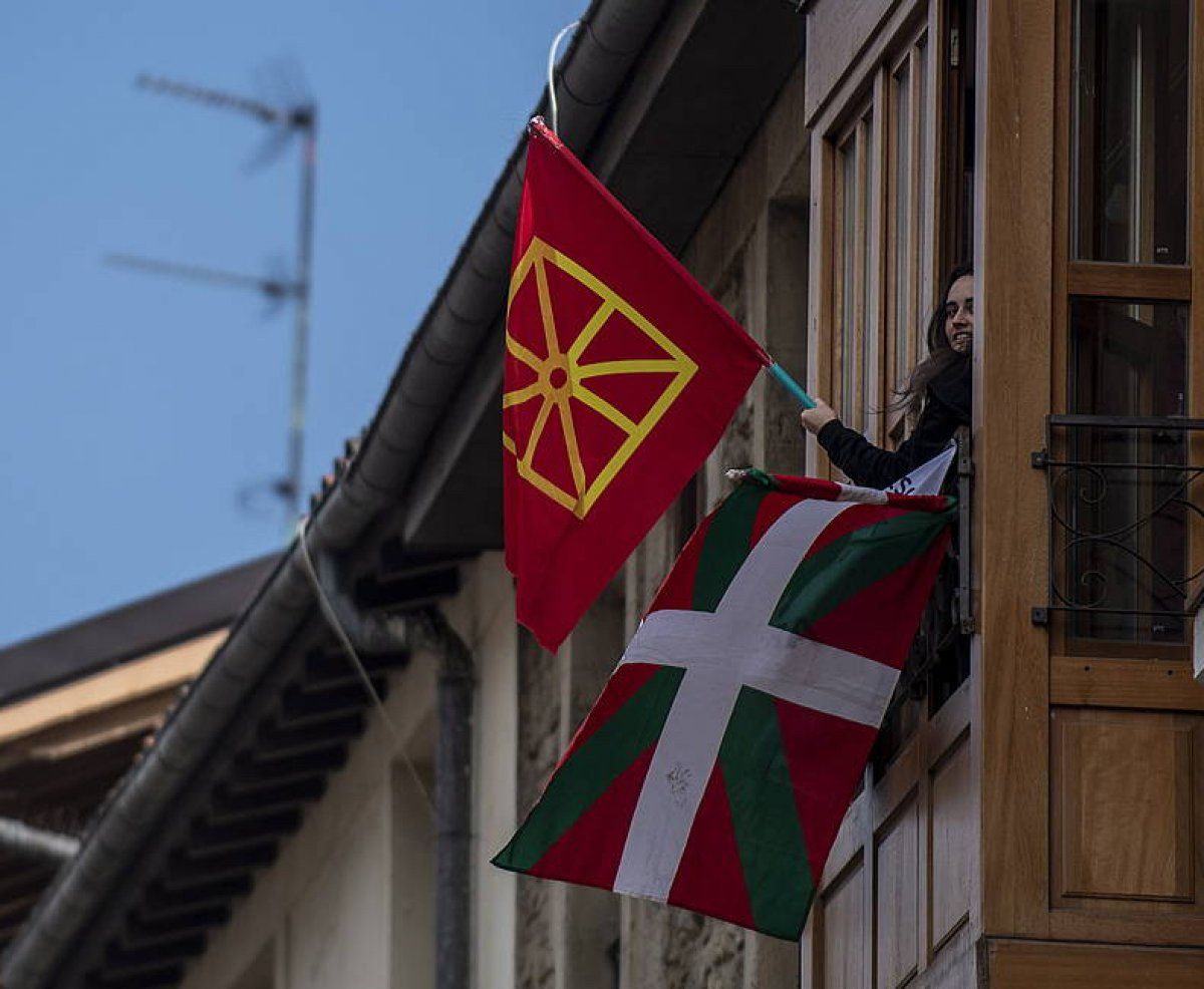 Ikurrina eta Nafarroako bandera leiho batetik, Gasteizen. JAIZKI FONTANEDA / FOKU