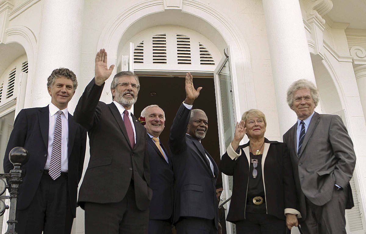 Jonathan Powell, Gerry Adams, Bertie Ahern Gro Harlem Bruntland eta Pierre Joxe Donostian, Aieteko Bakearen Etxeko atarian, 2011ko konferentziaren ondorioak aurkeztu ondoren. JAVIER ETXEZARRETA, EFE