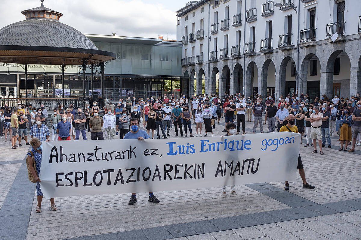 Sorianoren heriotza salatzeko kontzentrazioa, 2021eko abuztuan, Azpeitian. JON URBE / FOKU