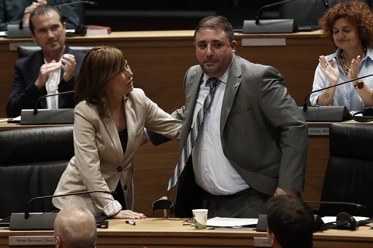 Unai Hualde, aukeratua izan den unean, Nafarroako Parlamentuan. JESUS DIGES / EFE