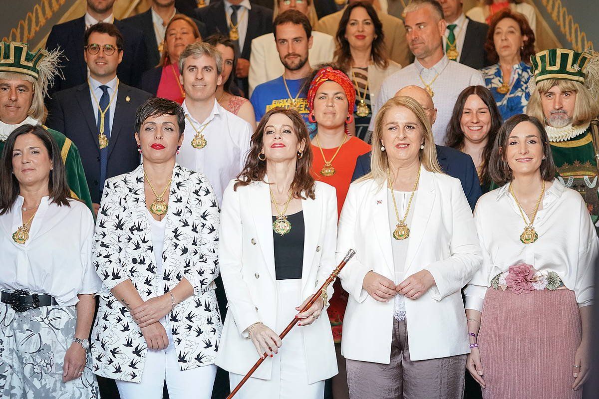 Gasteizko Udaleko zinegotziak kargua hartu berritan. Erdian, Maider Etxebarria alkate berria. ENDIKA PORTILLO/ FOKU Gasteizko Udaleko zinegotziak kargua hartu berritan. Erdian, Maider Etxebarria alkate berria. ENDIKA PORTILLO/ FOKU