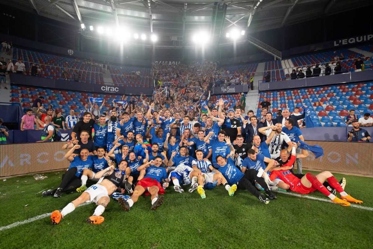 Alaveseko jokalariak, teknikariak eta zaleak, igoera ospatzen. ALAVES