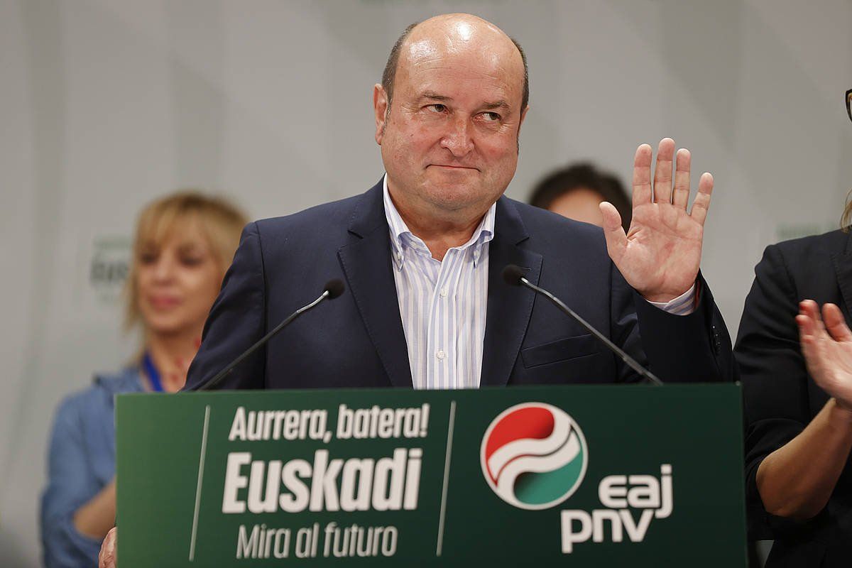 Andoni Ortuzar EAJko presidentea, Maiatzaren28ko bozen emaitzak aztertzeko agerraldian. LUIS TEJIDO / EFE
