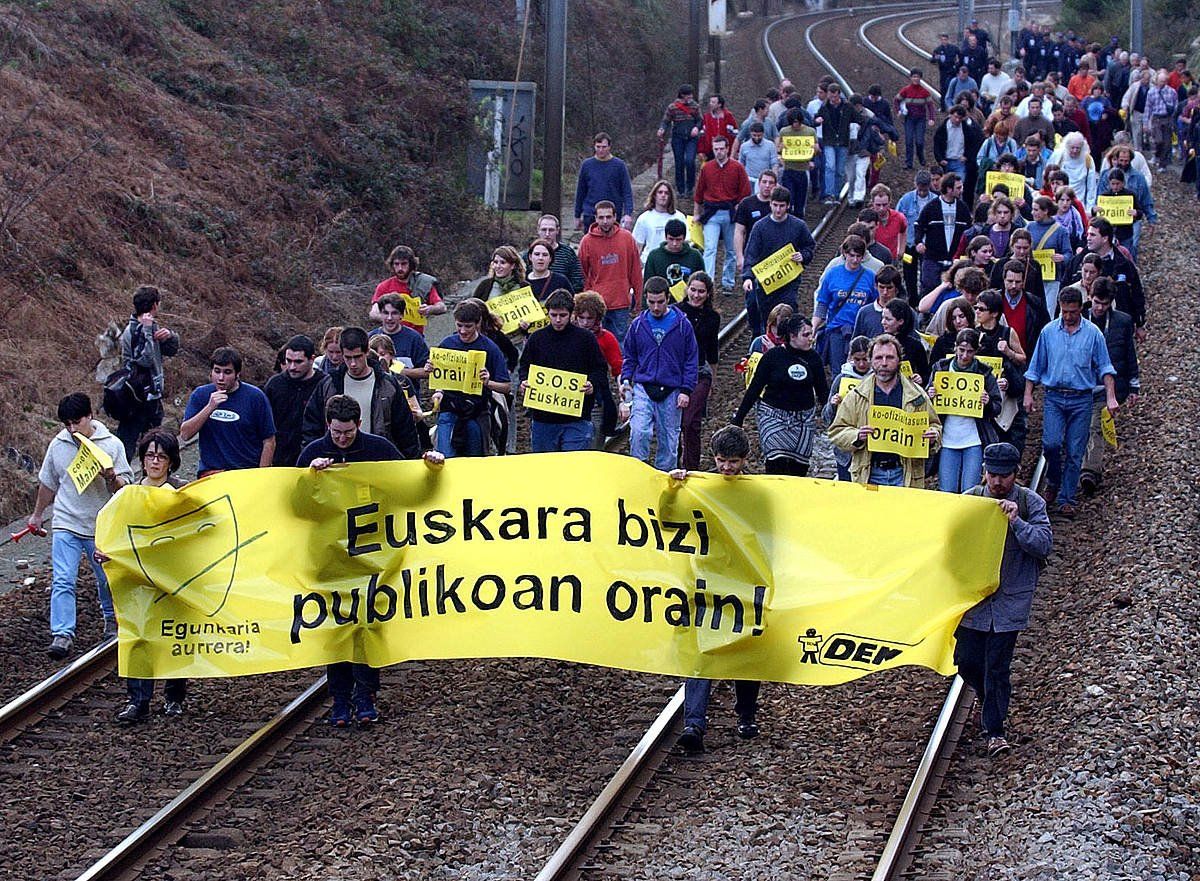 Euskararen alde eta SNCFk euskararekin duen jarreraren kontra egindako manifestazioa, Miarritze pareko trenbidean, demo-ek deituta. BB EDME