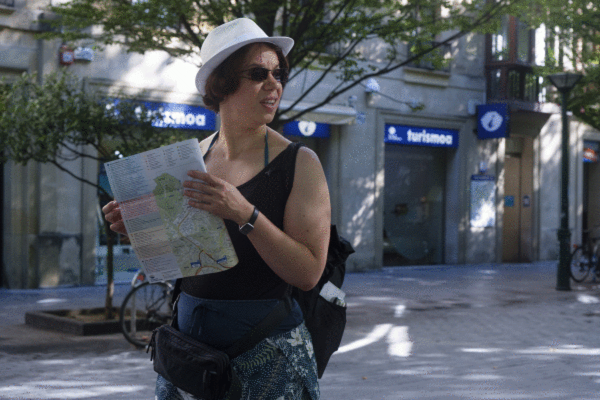 Turista bat mapa bat eskuan, Donostian, iazko abuztuan. JON URBE / FOKU