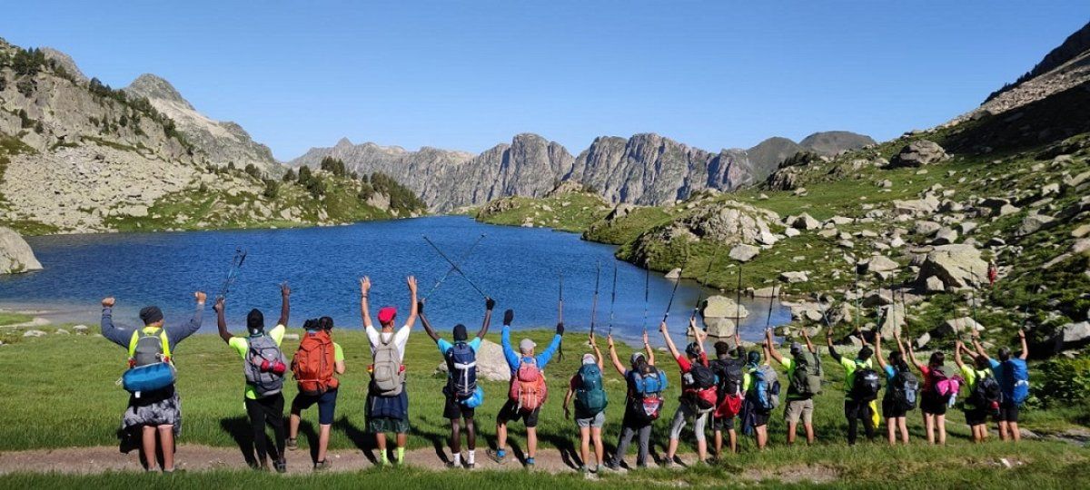 Pirinioko zeharkaldia egiten diren gazteetako batzuk. TSS