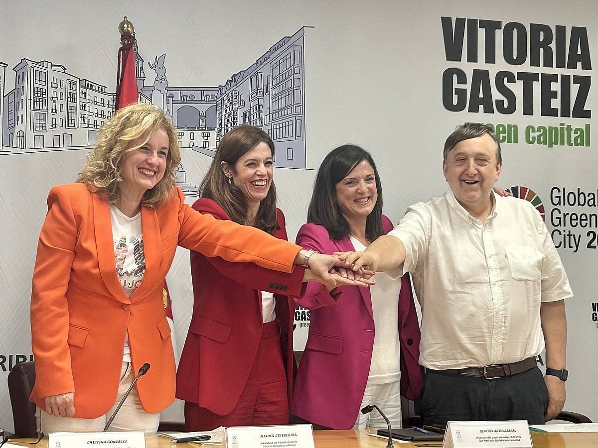 Cristina Gonzalez, Maider Etxebarria, Beatriz Artolazabal eta Jose Antonio Suso, gaur, akordioaren aurkezpenean. EDURNE BEGIRISTAIN