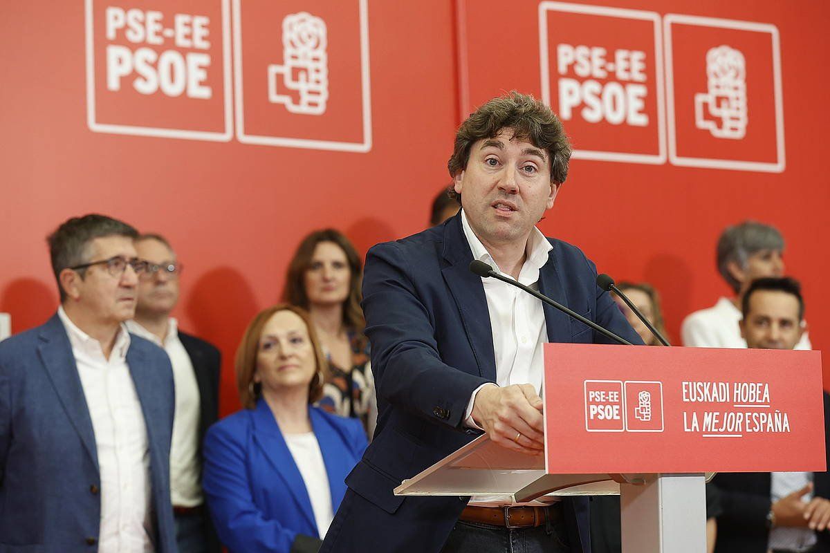 PSE-EEko idazkari nagusi Eneko Andueza, gaurko agerraldian. MIGUEL TOÑA / EFE