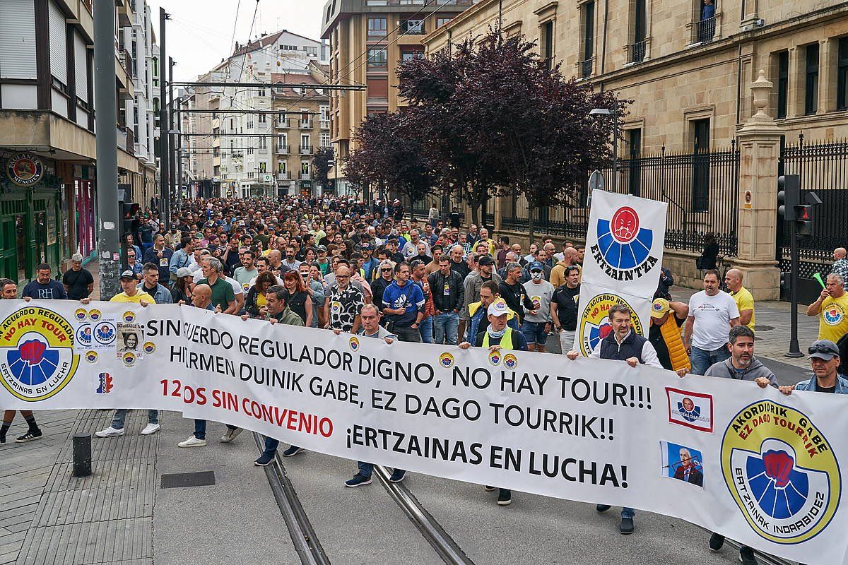Ertzainak Borrokan taldeak eta sindikatuek egindako manifestazio bat. L. RICO / EFE