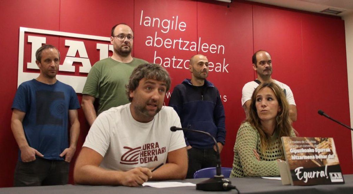 Egurgintzako sektoreko ordezkariek LABen Donostiako egoitzan egin duten agerraldia. LAB SINDIKATUA