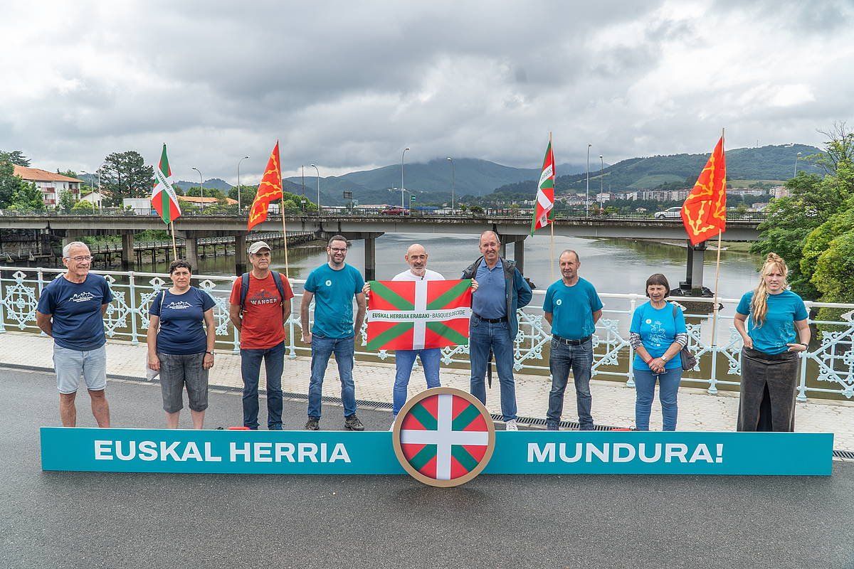 Gure Eskuko ordezkariak, Tourrari begirako antolaketaren berri emateko agerraldian. ANDONI CANELLADA / FOKU