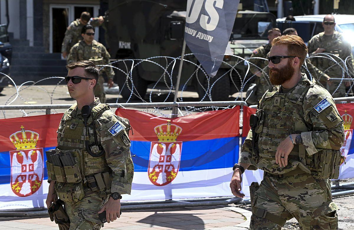 KFOReko bi soldatu, Kosovo iparraleko mugan, Leposavicen, ekaina hasieran. GEORGI LICOVSKI / EFE