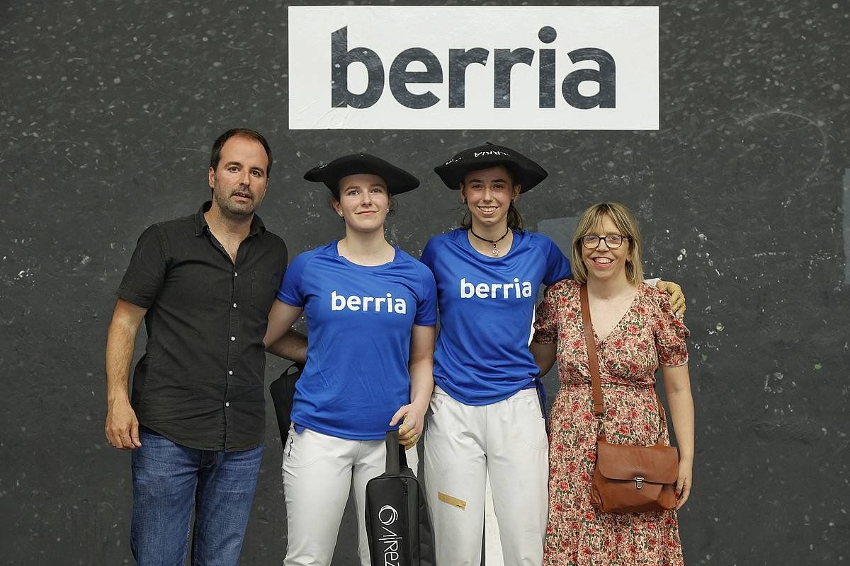 Andoni Alvarez Andoaingo alkatea, Uxue Oses, Leire Garai, eta Ainara Arratibel BERRIAko ordezkaria, txapelak eman berritan. MAIALEN ANDRES / FOKU