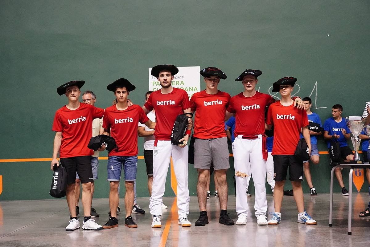 Iruñeko Oberenako pilotariak txapela jantzita, gaur, Hernanin (Gipuzkoa). GORKA RUBIO / FOKU