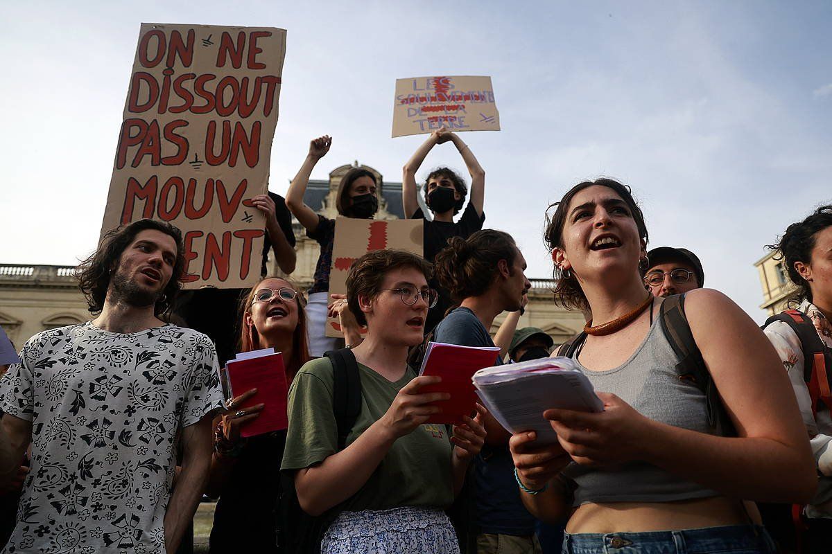 Lurraren Altxamenduak debekatzeko gobernuaren aginduaren aurkako protestan, Montpellierren, pasa den astean. GUILLAUME HORCAJUELO, EFE