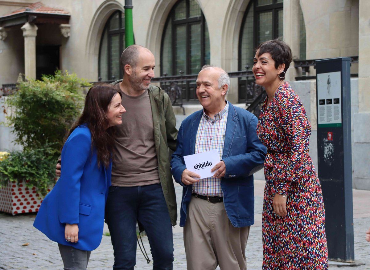 Ruiz de Pinedo hautagaia, EH Bilduko beste kide batzuekin batera gaur. BERRIA