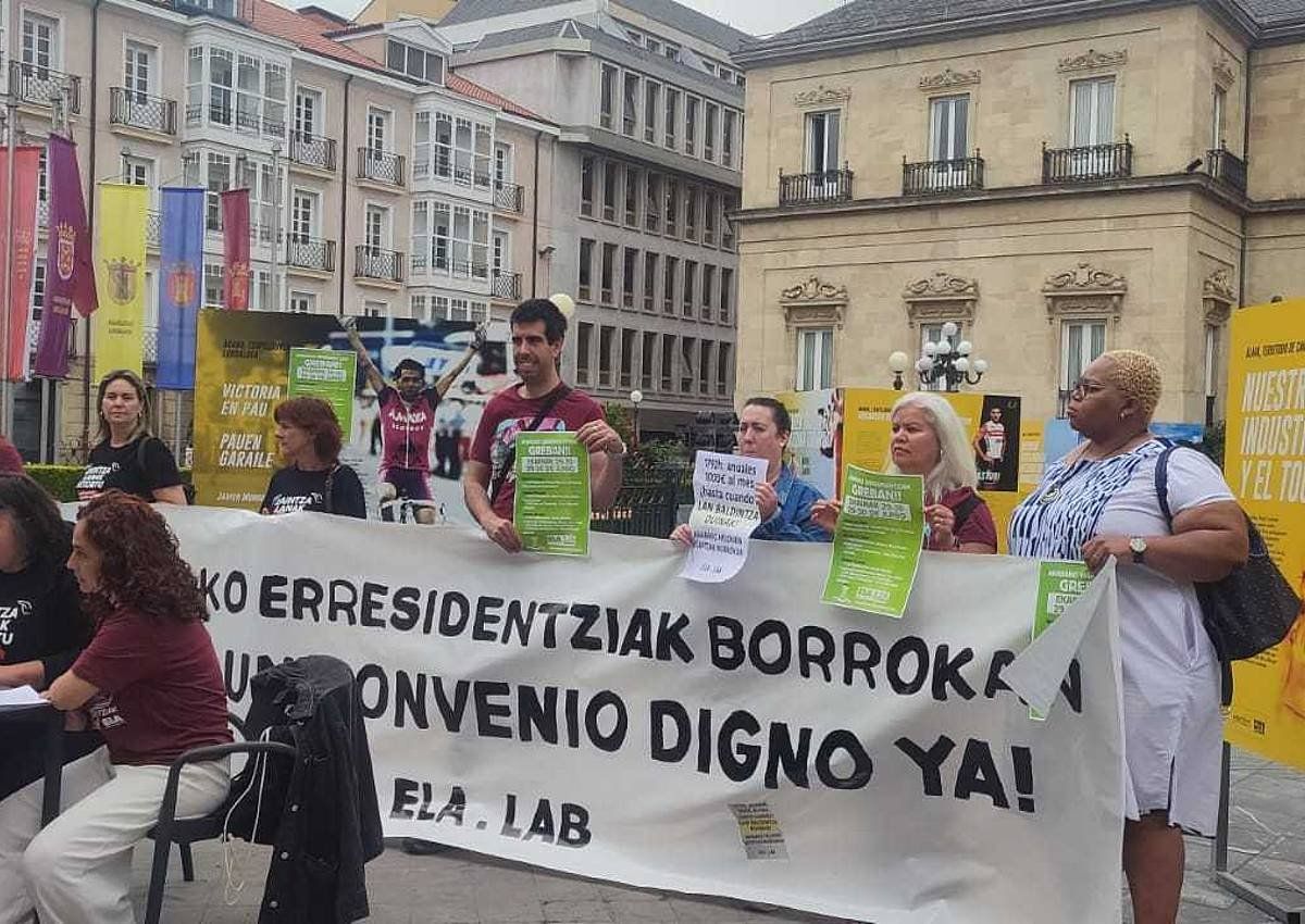 ELA eta LAB sindikatuen agerraldia, gaur, Gasteizen. ELA SINDIKATUA ELA eta LAB sindikatuen agerraldia, gaur, Gasteizen. ELA SINDIKATUA