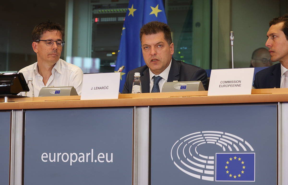 Janez Lenarcic Europako Batasunaren Krisien Kudeaketako komisarioa —erdian—, Europako Parlamentuko Ingurumen Batzordeko ordezkariekin, gaur, Bruselan. OLIVIER HOSLET / EFE