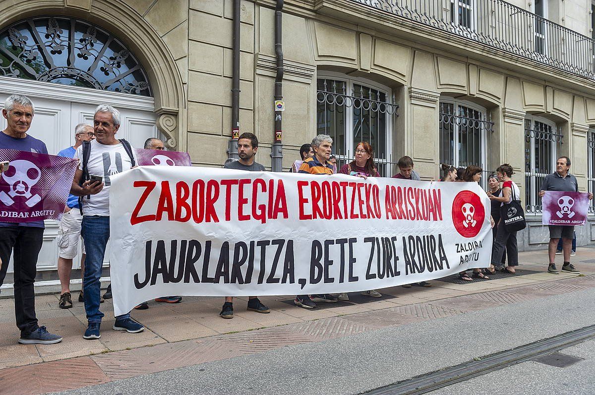 Legebiltzarraren aurrean egindako elkarretaratzea, gaur. JAIZKI FONTANEDA / FOKU