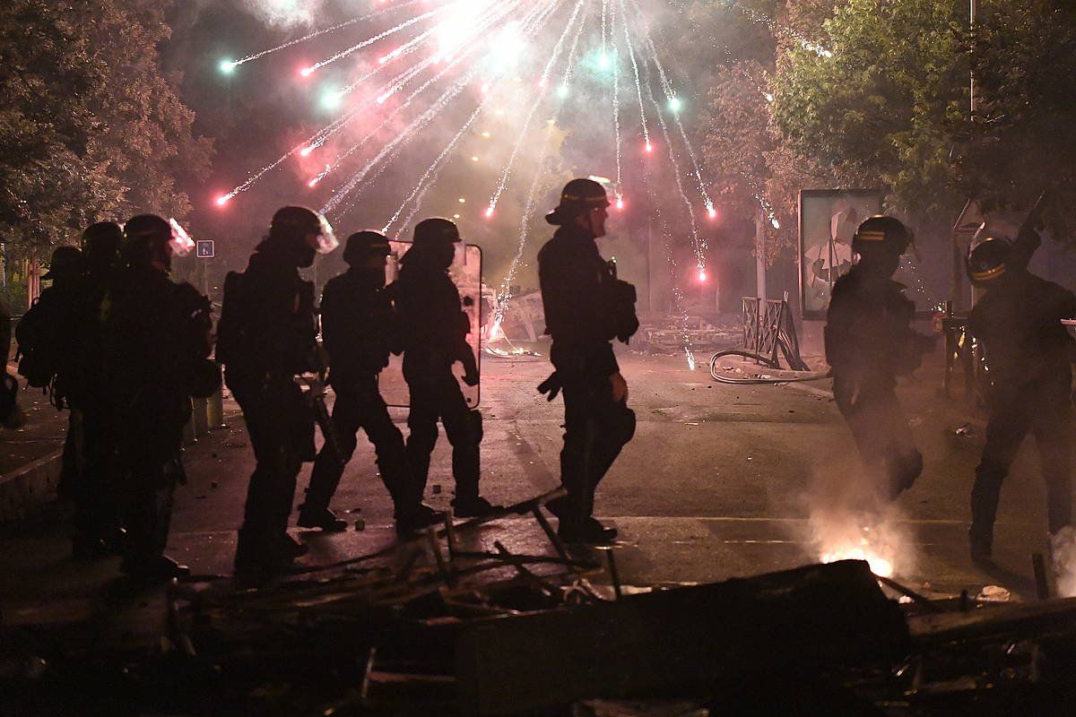 Polizia agenteen eta manifestarien arteko istiluak, bart, Nanterren, Parisko aldirietan. JULIEN MATTIA / EFE