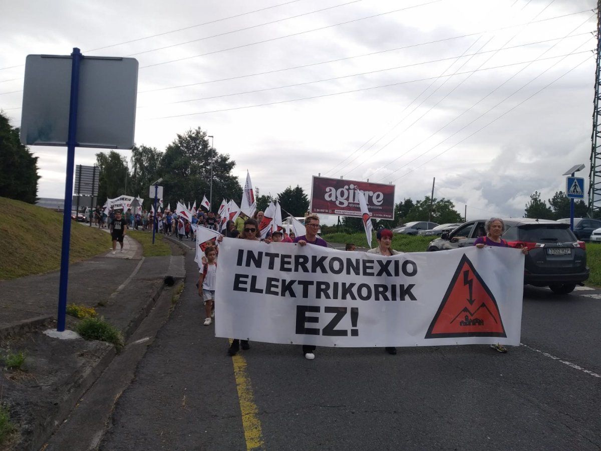 Interkonexio elektrikoaren aurkako manifestariak, atzo, Mungian. BERRIA