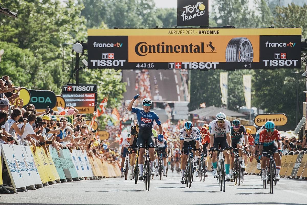 Jaspen Philipsen (Alpecin) Baionako helmuga igaro berritan, garaipena ospatzen. GUILLAUME FAUVEAU