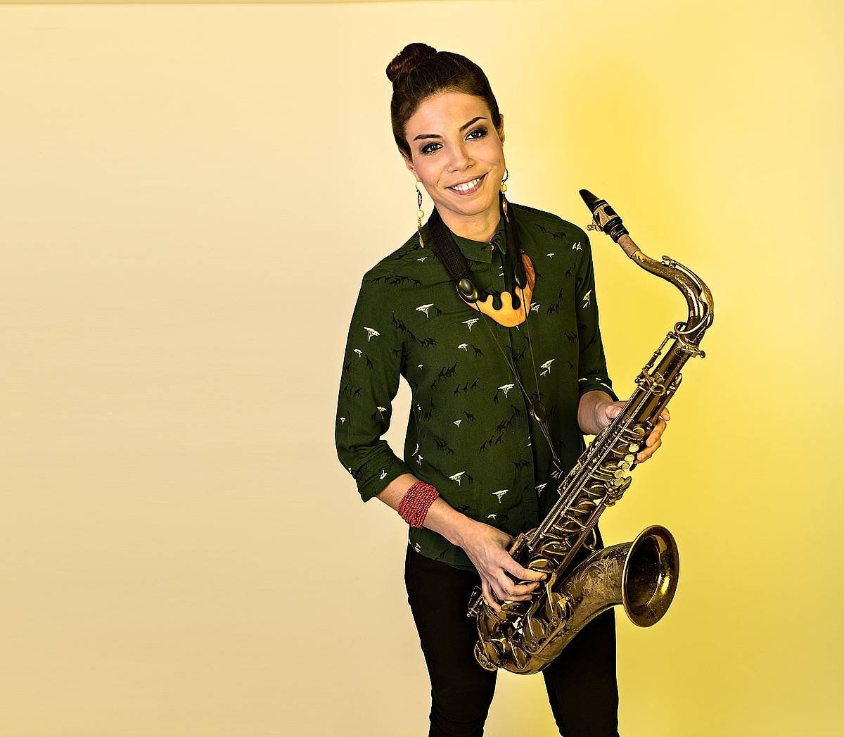 Melissa Aldana saxo-jotzailea.