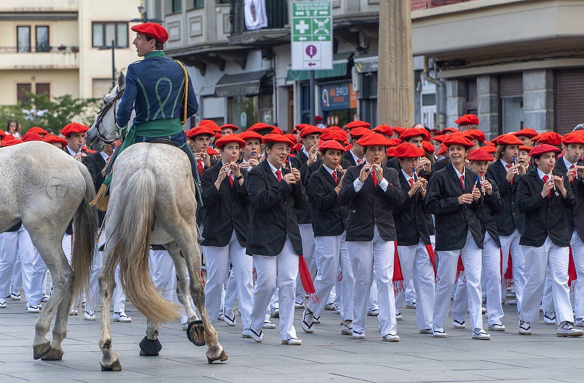 Bi mila lagunek hartu zuten parte joan den San Martzial eguneko desfile parekidean. ANDONI CANELLADA / FOKU