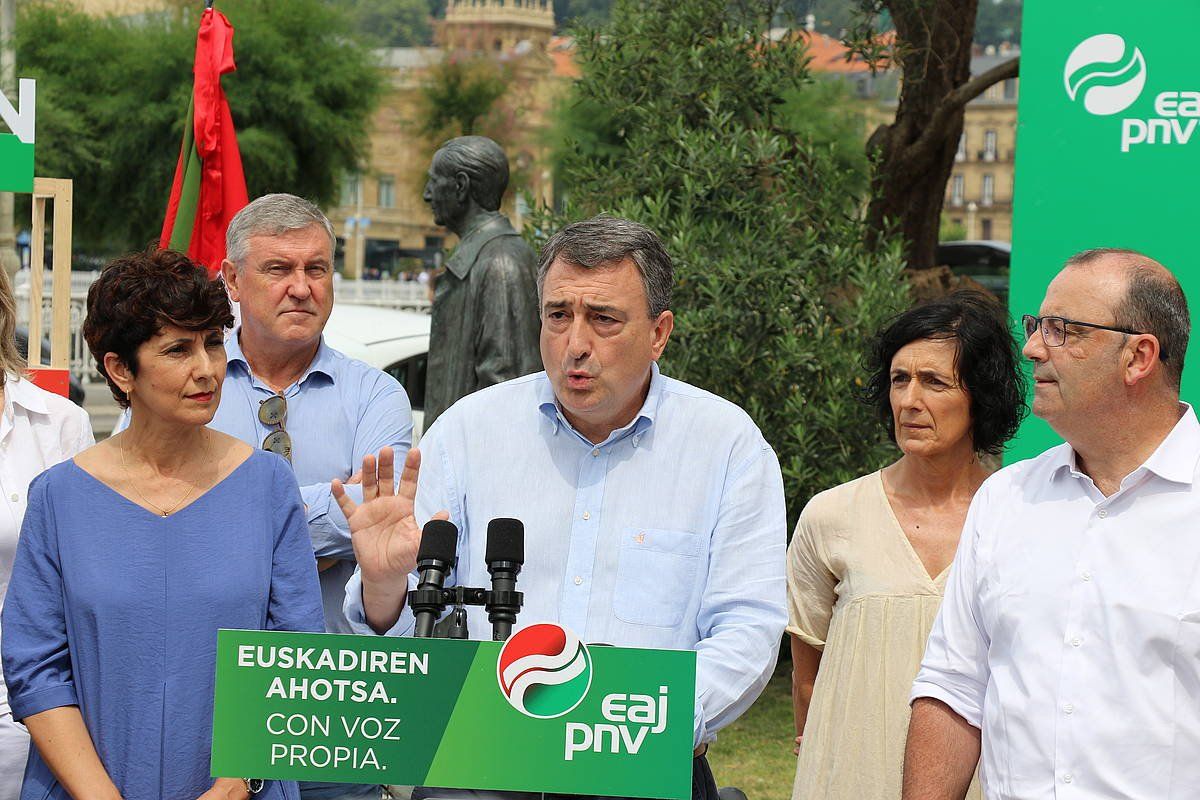 Aitor Esteban eta Maribel Vaquero, gaur, Donostiako Euskadi plazan. BERRIA