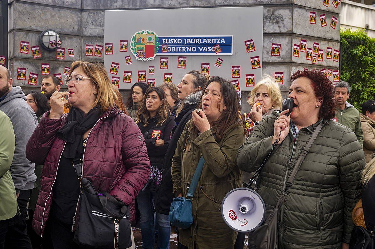 Osakidetzako garbitzaileen protesta bat, Osakidetzako egoitzaren aurrean, duela hilabete batzuk. JAIZKI FONTANEDA/FOKU