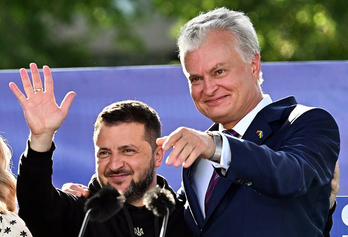 Ukrainako presidente Volodimir Zelenski eta Gitanas Nauseda Lituaniakoa, gaur, NATOren goi bileraren atarian, Vilniusen. FILIP SINGER / EFE