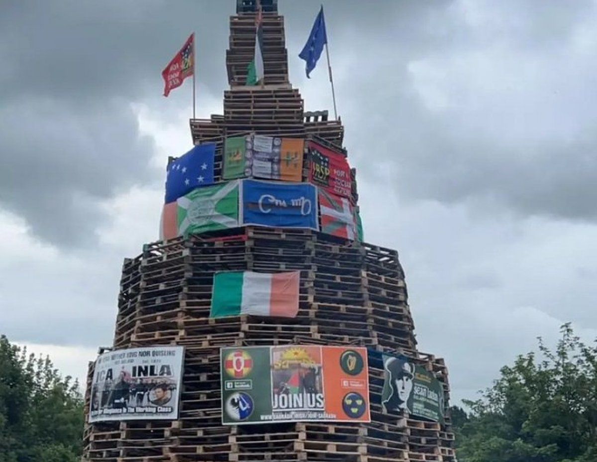 Unionisten su bat prest, gorroto dituzten ikurrekin, Derrytik gertu, bart, Mairtrin MacG txiolariak salatu duenez. MAIRTIN MACG