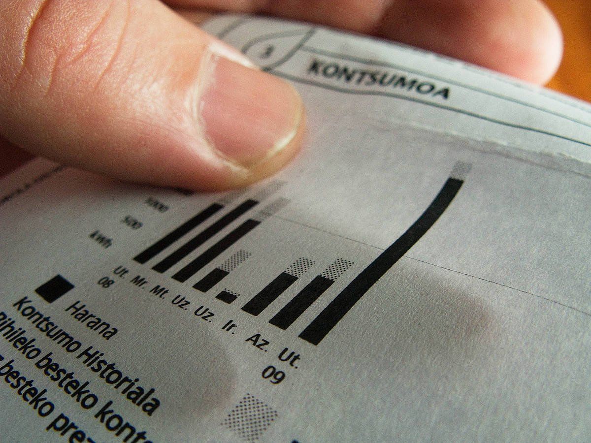 Herritar bat, argindafaktura bat begiratzen. JON URBE (FOKU)