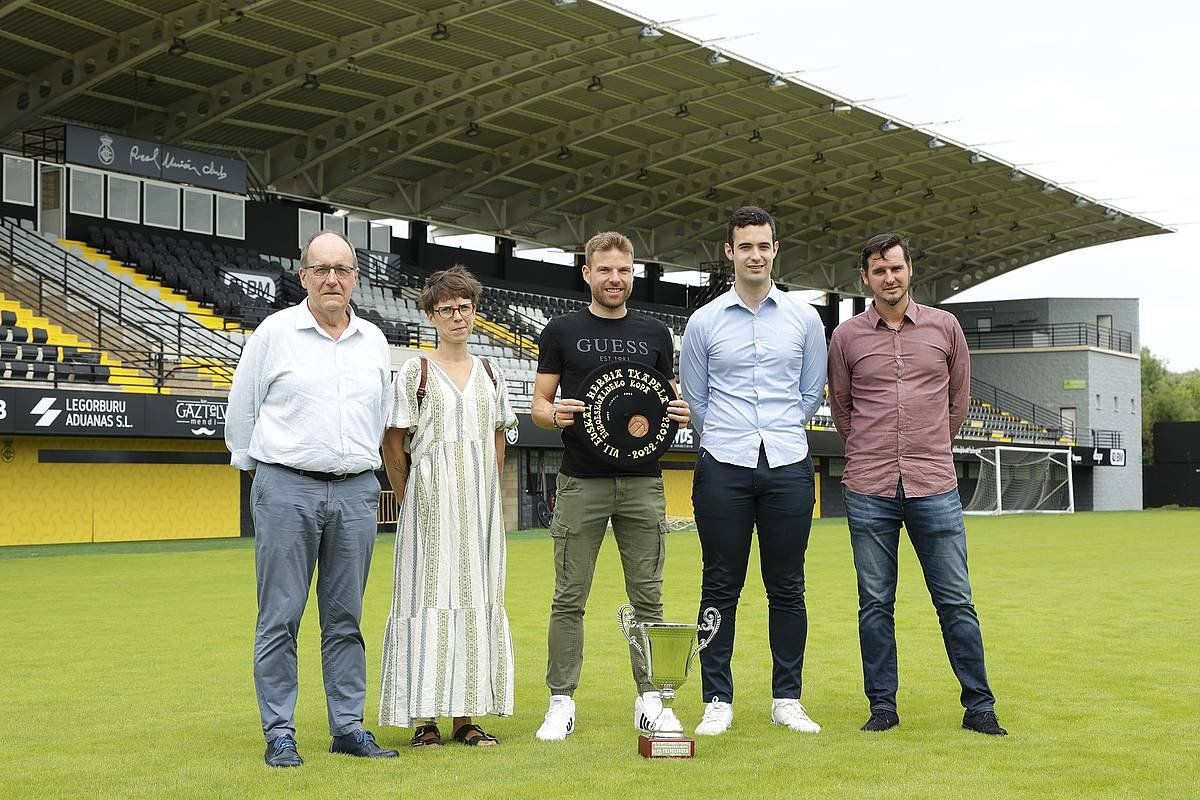 Joseba Ibarburu, Aitziber Zapirain, Asier Illarramendi, Ibon Arruitz eta Igor Emery, gaur, Gal estadioan, finalaren aurkezpenean. MAIALEN ANDRES / FOKU