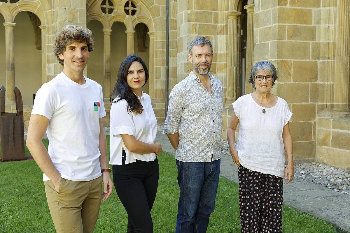 Jon Insausti Donostiako Kultura zinegotzia, Maddi Barber eta Hinrich Sachs sortzaileak, eta Susana Soto Donostiako San Telmo museoko zuzendaria, Museo Bikoitza programaren inguruko agerraldian. MAIALEN ANDRES / FOKU