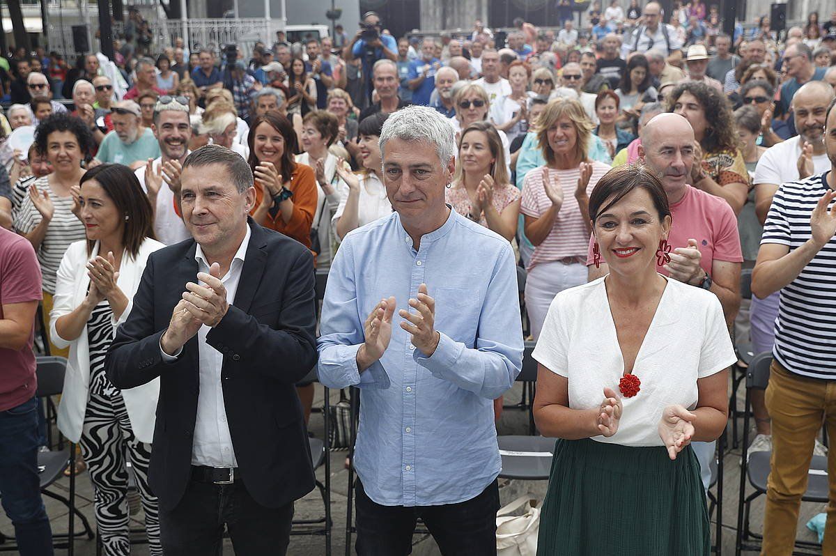 Otegi, Matute eta Espainiako Senaturako Bizkaiko zerrendaburu Jasone Agirre. MIGUEL TOñA / EFE