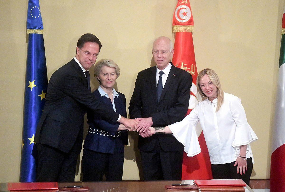 Mark Rutte, Ursula von der Leyen, Kais Saied eta Giorgia Meloni, atzo, Tunisen. TUNISIAKO PRESIDENTETZA / EFE