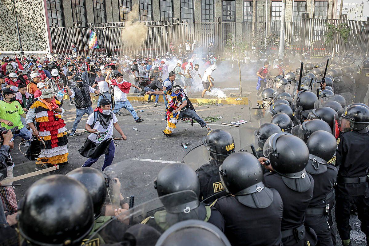 Manifrestarien eta poliziaren arteko talka, urtarrileko protestetan Liman. STR / EFE