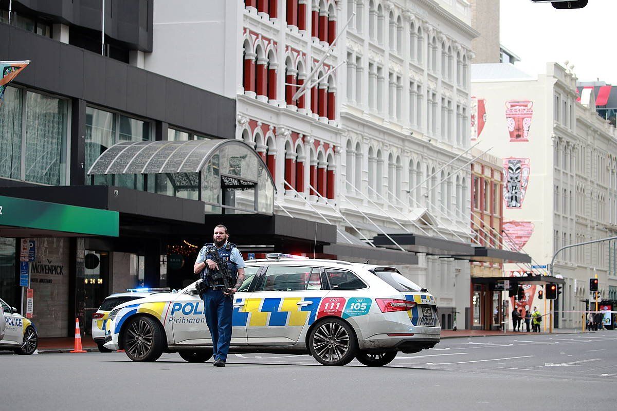 Polizia bat tiroketaren inguruak ikuskatzen Queen Street kalean, Auckland, Zeelanda Berria. EFE / EPA / HOW HWEE YOUNG