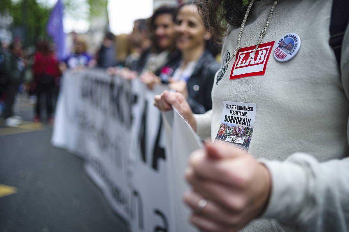 LABen ordezakari bat Gizarte Ekimeneko ikastetxeetako langileen mobilizazio batean. ARITZ LOIOLA / FOKU
